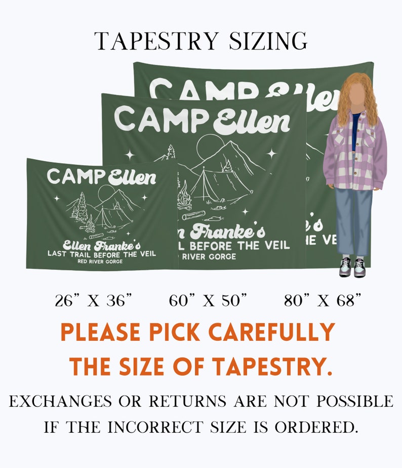 Op de afbeelding: Drie groene wandtapijten met witte tekst die "CAMP Ellen" luidt en een kampeersc&egrave;ne. De wandtapijten worden in drie maten getoond: 26 inch bij 36 inch, 60 inch bij 50 inch en 80 inch bij 68 inch. De tekst onder de wandtapijten luidt: "KIES DE MAAT VAN HET WANDTAPIJT ZORGVULDIG. RUILEN OF RETOURNEREN IS NIET MOGELIJK ALS DE VERKEERDE MAAT WORDT BESTELD."