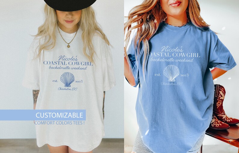 K&ouml;nnte beinhalten: Zwei wei&szlig;e T-Shirts mit blauem Text und einem Muschel-Motiv. Der Text lautet "Nicole's Coastal Cowgirl bachelorette weekend est. 2023 Charleston, SC". Ein Shirt ist wei&szlig; und das andere hellblau.
