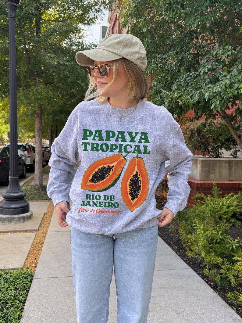 Puede incluir: Sudadera gris con un gr&aacute;fico de papaya y el texto "PAPAYA TROPICAL RIO DE JANEIRO Feira de Copacabana".