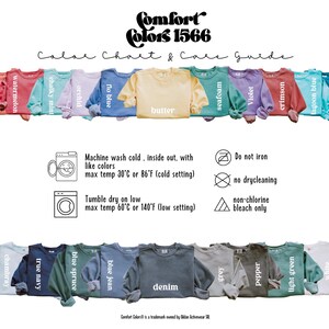 Pu&ograve; includere: Tabella colori e guida alla cura per le felpe Comfort Colors 1566. La tabella mostra 16 colori diversi, tra cui terracotta, anguria, menta cremosa, orchidea, blu flo, burro, schiuma di mare, viola, cremisi, blu laguna, blu topazio, chambray, blu navy, abete blu, blu jeans, denim, grigio, pepe, verde chiaro e bianco. La guida alla cura include istruzioni per il lavaggio in lavatrice, l'asciugatura in asciugatrice e la stiratura.