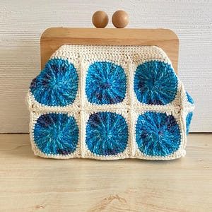 Granny Square Crochet Clutch: Vintage Kiss Lock Bag with Wooden Frame
