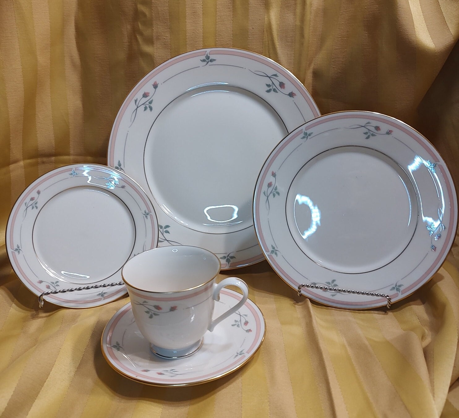 Lenox Fine China. From the Metropolitan Collection. Pattern: Rose Manor. 5 Piece Place setting and more.