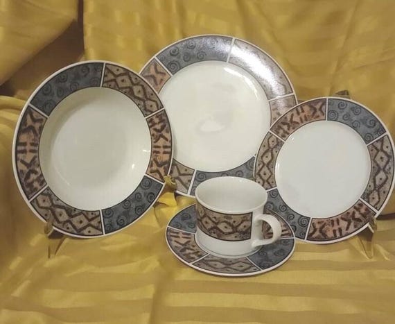 Sakura Stoneware. Pattern: Fossil 8833. Designed by Sue Zipkin. - Etsy