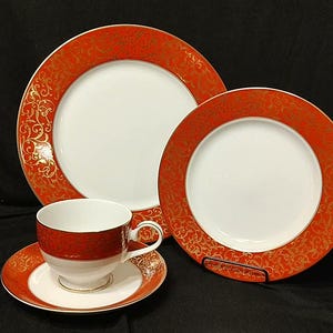 Porcelana fina Mikasa. Diseño: rojo pergamino L3471. Juego de vajilla de 4 piezas. Apto para lavavajillas.
