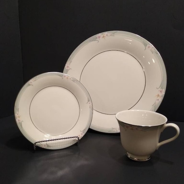 Royal Doulton Fine China. Vogue Collection. Pattern: Sophistication TC 1157.