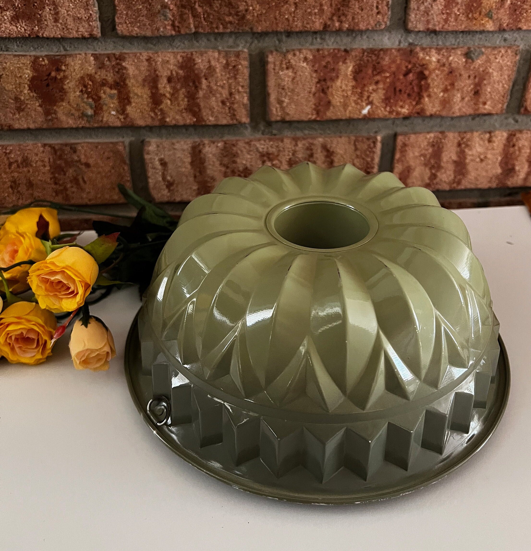 Vintage Nordicware Avocado Green 12 Cup Bundt Pan in Original Box