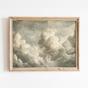Könnte beinhalten: Ein gerahmtes Gemälde eines bewölkten Himmels in hellen Grautönen und Weiß. Die Wolken sind flauschig und scheinen über den Himmel zu ziehen.