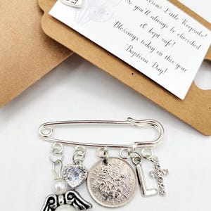 Amuleto de alfiler para falda escocesa con seis peniques de la suerte para BAUTISMO - Personalizado - Etiqueta de regalo con inicial y caja de regalo gratis Día del bautismo