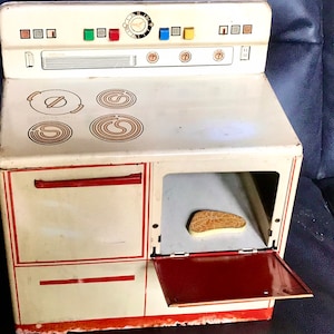Vintage tin kitchen set. This is a very cute Wolverine tin kitchen set. With cute MSM.
