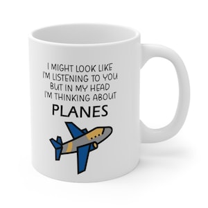 Taza de avión divertido, podría parecer que te estoy escuchando, pero en mi cabeza estoy pensando en aviones / taza de café de regalo novedoso para los amantes de los aviones