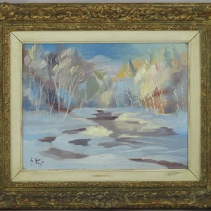 以下が含まれることがあります： 小川のある冬の風景の油絵で、金色の装飾フレームに入っています。このアートワークは、雪に覆われた地面、木々、青い空を描いています。絵の左下隅には署名があります。
