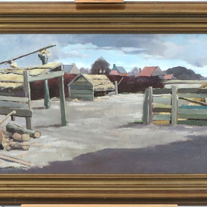 Puede incluir: Pintura al óleo de un paisaje rural con una valla de madera, pequeños edificios y un cielo nublado. La obra de arte está enmarcada en un marco de madera dorado. La pintura representa una escena de granja con colores apagados.