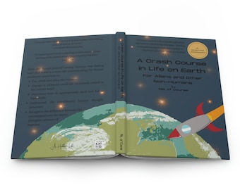Könnte beinhalten: Ein blaues Buch mit einer Rakete und einem Globus auf dem Cover. Der Titel lautet "A Crash Course in Life on Earth" und der Untertitel lautet "For Aliens and Other Non-Humans" von "Me, of Course".
