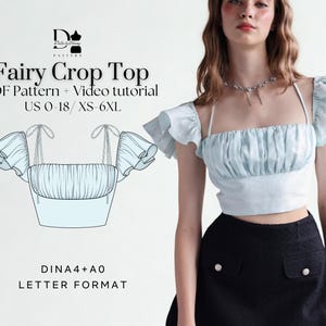 Peut inclure: Patron PDF de top court "Fairy" bleu clair avec tutoriel vidéo. Le haut présente un col carré, des manches à volants et des bretelles à nouer. Disponible en tailles US 0-18 et XS-6XL, format DINA4+A0.