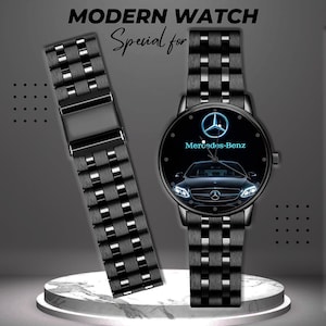Pode incluir: Relógio moderno preto com uma pulseira a condizer. O mostrador do relógio apresenta o logótipo Mercedes-Benz e uma imagem de carro. As palavras "MODERN WATCH" e "Special for" estão no topo da imagem.