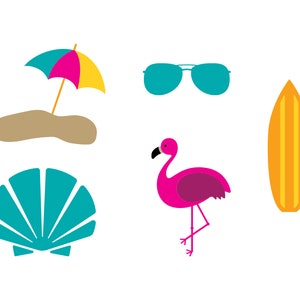 Op de afbeelding: Een set zomerse illustraties, waaronder een roze flamingo, een turquoise schelp, een gele en blauwe parasol, een bruine zandduin, een blauwe zonnebril en een geel surfplank.