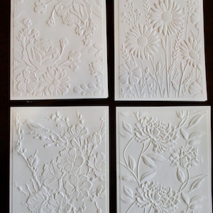 Blommiga, blanka, vita präglade gratulationskort: Matt eller pärlfärgad finish, förpackade i ask, enkel design eller variantförpackning, set/8...(Grupp 1)