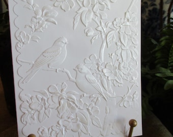 Tarjetas de felicitación blancas con relieve de pájaros posados: ramas de cerezo en flor, acabado nacarado o mate, tamaños A1 y A2, caja (Grupo n.° 24).