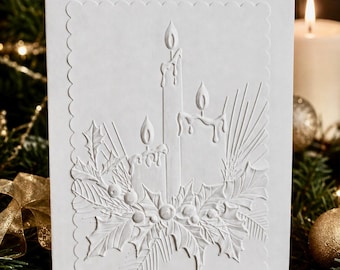 Tarjeta de felicitación navideña blanca hecha a mano con relieve, velas, acebo y bayas: Disponible en tamaño A7 o A2, con acabado perlado o mate.