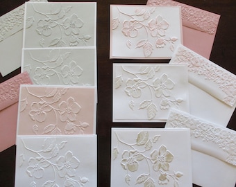 Tarjetas de felicitación florales con relieve de rosa corneja: Hechas a mano con acabado perlado o mate e inserto de papel pergamino (Juego de 8)