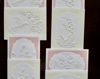 Tarjetas Cameo: Estampados florales en relieve, acabado mate o nacarado, cartulina color marfil o rosa, diseño individual o paquete variado, juego de 8 unidades.