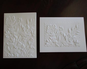 Tarjetas de felicitación con relieve de flores silvestres / Acabado mate o nacarado con inserto de papel pergamino (Juego de 8)