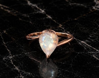 Anillo de piedra lunar arcoíris con corte de pera, anillo hecho a mano en oro rosa, joyería boho con la piedra de nacimiento de junio.