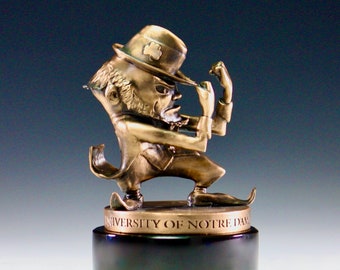Escultura de escritorio de un duende de Notre Dame (grande) - Peltre fundido bañado en bronce - Regalo de graduación de Notre Dame - Arte de Notre Dame