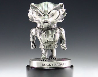 Escultura de escritorio de Bucky Badger de la Universidad de Wisconsin - Peltre fundido - Arte de los Wisconsin Badgers - Regalos de graduación de los Wisconsin Badgers