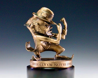 Escultura de escritorio de duende de Notre Dame - Peltre fundido bañado en bronce - Regalo de graduación de Notre Dame - Arte de Notre Dame
