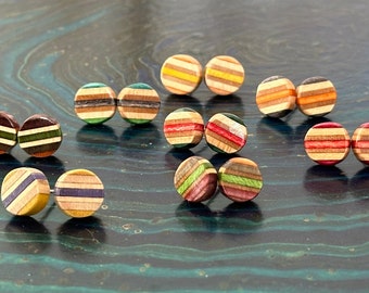 Idea regalo: orecchini a bottone realizzati con skateboard riciclati