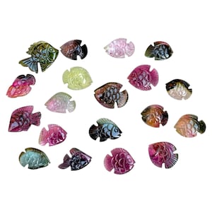 Può includere: Una collezione di pesci in pietra preziosa scolpiti in vari colori, tra cui verde, rosa, viola e marrone. Ogni pesce presenta squame e pinne dettagliate, su sfondo bianco. Questi pesci decorativi sono adatti per la creazione di gioielli o l'artigianato.