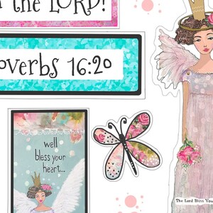 Puede incluir: Un collage digital con una ilustración de acuarela de un ángel con una corona y alas, sosteniendo un ramo de flores rosas. El ángel está de pie sobre una nube con ovejas. El texto "well bless your heart..." está escrito sobre el ángel. El texto "Proverbs 16:20" está escrito en una pancarta azul y blanca. El texto "The Lord Bless You" está escrito en una pancarta rosa y blanca. El collage también incluye una mariposa rosa con lunares negros y una flor rosa.