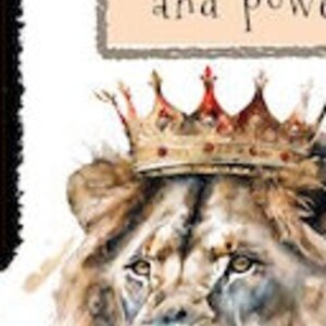Pu&ograve; includere: Un dipinto ad acquerello di un leone che indossa una corona. Il leone guarda direttamente lo spettatore. Il testo "FEARIN The Lor means to honor H great glo and powe" &egrave; scritto in un carattere decorativo su uno sfondo color pesca.