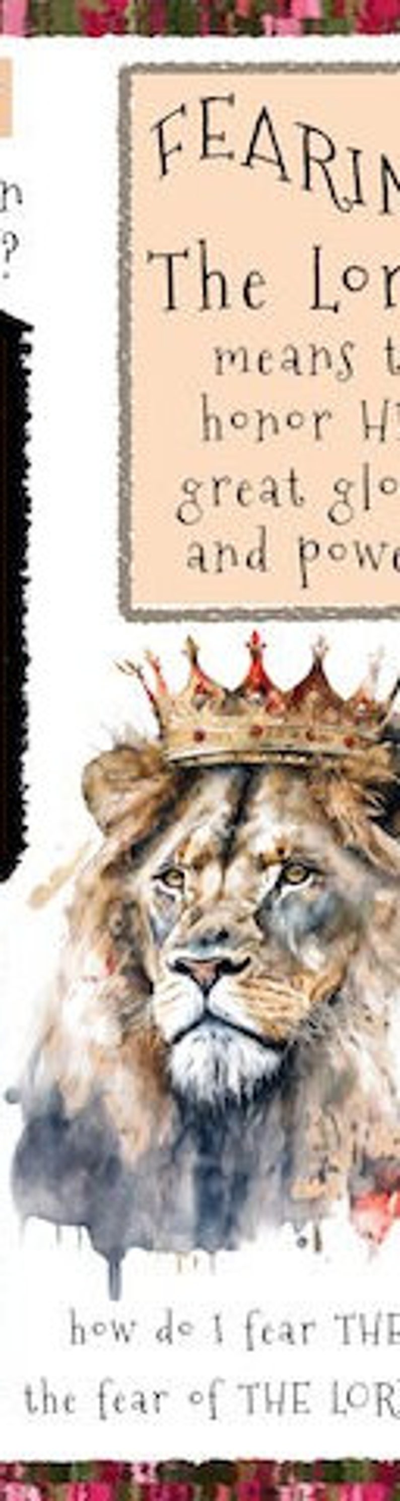 Pu&ograve; includere: Un dipinto ad acquerello di un leone che indossa una corona. Il leone guarda direttamente lo spettatore. Il testo "FEARIN The Lor means to honor H great glo and powe" &egrave; scritto in un carattere decorativo su uno sfondo color pesca.