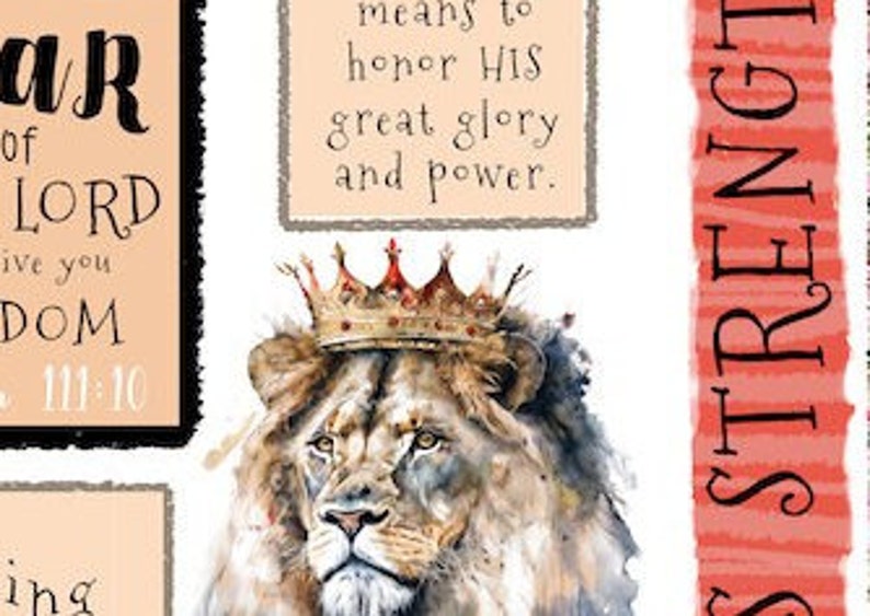 Pu&ograve; includere: Un dipinto ad acquerello di un leone che indossa una corona d'oro. Il leone ha un'espressione seria e guarda direttamente lo spettatore. Lo sfondo &egrave; bianco con un rettangolo color pesca con il testo "AR of LORD ive you DOM 111:10" e un rettangolo color pesca con il testo "means to honor HIS great glory and power." Un rettangolo rosso con il testo "S STRENGT" si trova sul lato destro dell'immagine.
