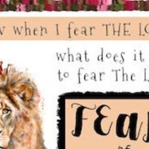 Pu&ograve; includere: Un'illustrazione ad acquerello di un leone che indossa una corona. Il leone ha un'espressione seria e una lacrima gli scende lungo la guancia. Il testo "I know when I fear THE LORD?" &egrave; in cima all'immagine. Il testo "what does it mean to fear The LORD?" &egrave; sotto il leone. La parola "FEAR" &egrave; scritta in grandi lettere nere su uno sfondo color pesca.
