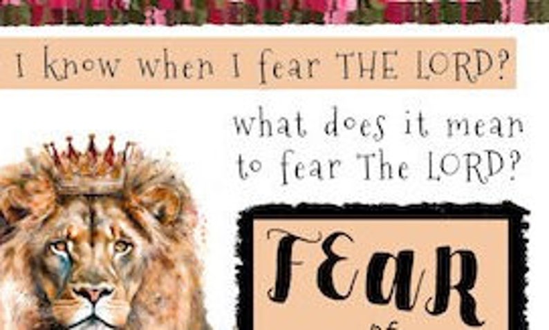 Pu&ograve; includere: Un'illustrazione ad acquerello di un leone che indossa una corona. Il leone ha un'espressione seria e una lacrima gli scende lungo la guancia. Il testo "I know when I fear THE LORD?" &egrave; in cima all'immagine. Il testo "what does it mean to fear The LORD?" &egrave; sotto il leone. La parola "FEAR" &egrave; scritta in grandi lettere nere su uno sfondo color pesca.