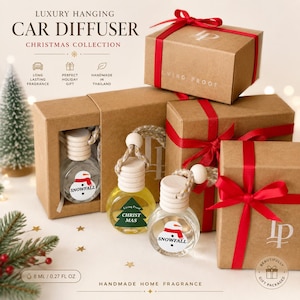 Puede incluir: Difusores de coche colgantes de lujo en frascos de vidrio de 8 ml con tapas de madera y cordones. Los frascos tienen etiquetas con gráficos de muñeco de nieve y árbol de Navidad. Incluye cajas de regalo de cartón marrón con lazos rojos.