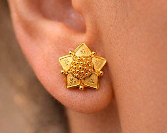 22Kゴールドフラワースタッド、ダイヤモンドペタルイヤリング、上品な