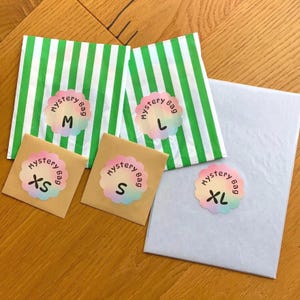 Mystery bags in verschillende maten – stickers en kunstprints