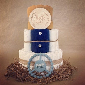 Gâteau de couches Tutti Cutie pour baby shower, livré avec couverture en mousseline moutarde - Barboteuse bleu marine pour bébé - Anneau de dentition en silicone cerclé de bleu bébé - Souvenir et carte