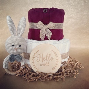 Cadeau de gâteau de couches pour shower de bébé nouveau-né - Livré avec une barboteuse pour bébé - Hochet pour bébé au crochet fait main - Carte souvenir de bébé en bois pour bébé
