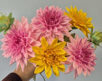 Flores de dalia realistas de papel crepé. Rosa, amarillo y crema.