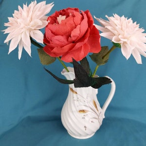 Boeket van crêpepapier, roze Dahlia en rode pioenroos. Perfect voor elke speciale gelegenheid