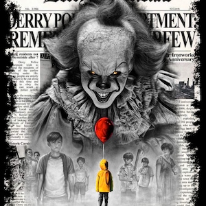 Könnte beinhalten: Eine Schwarzweißillustration von Pennywise dem tanzenden Clown aus dem Film "Es" mit einem roten Ballon. Der Clown ist in einer bedrohlichen Pose dargestellt, mit einem breiten Grinsen und scharfen Zähnen. Die Illustration ist vor einem Zeitungs-Hintergrund mit der Schlagzeile "Derry Tribune" und einer Geschichte über eine Ausgangssperre in der Stadt platziert.