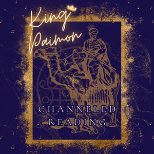 以下が含まれることがあります： デジタルアート作品。金色の文字で「King Paimon」と王冠が描かれ、ラクダに乗った人物と「CHANNELED READING」の文字が配置。背景は濃い青色で、金色のアクセントと音符が散りばめられています。