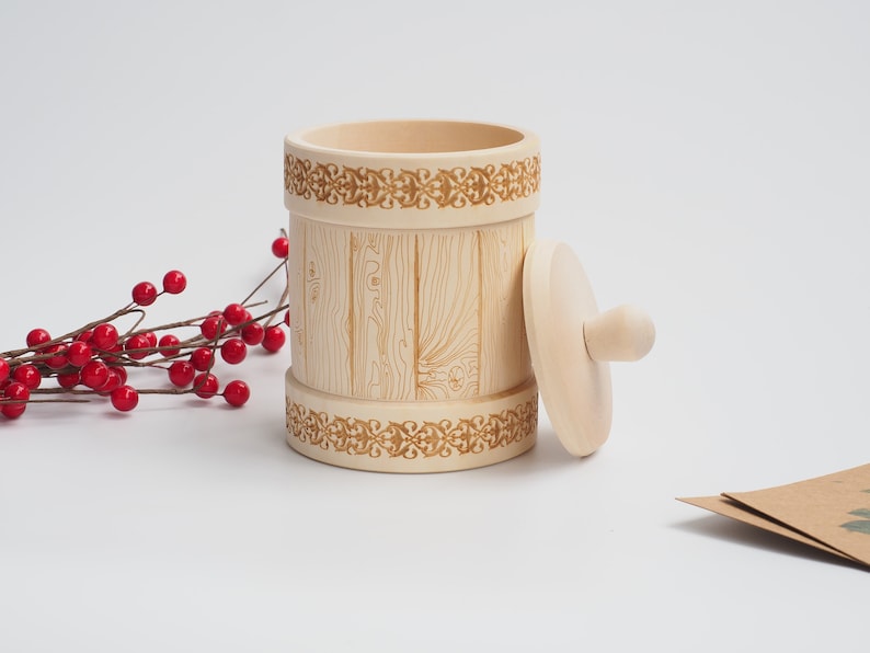 Handgefertigte Vorratsdosen aus Lindenholz, in drei Größen erhältlich. Nachhaltig, einzigartig und ideal als Geschenk oder für stilvolle Aufbewahrung.