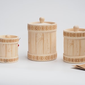 Handgefertigte Vorratsdosen aus Lindenholz, in drei Größen erhältlich. Nachhaltig, einzigartig und ideal als Geschenk oder für stilvolle Aufbewahrung.