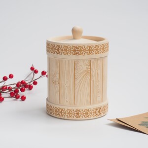 Handgefertigte Vorratsdosen aus Lindenholz, in drei Größen erhältlich. Nachhaltig, einzigartig und ideal als Geschenk oder für stilvolle Aufbewahrung.